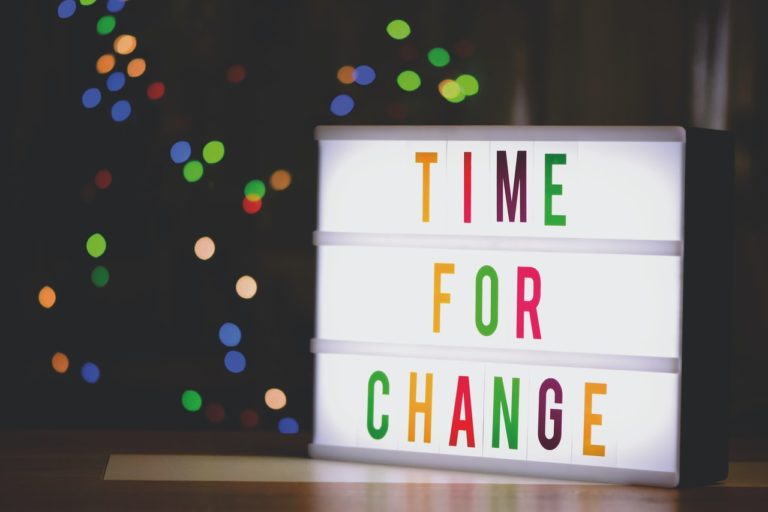 Ein leuchtendes Schild mit der Aufschrift "Time for Change"