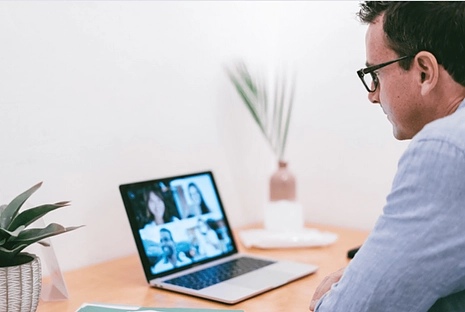 Ein Teamleiter praktiziert for einen Laptop Führen auf Distanz anhand Remaote Leadership