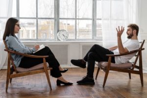 Business Coaching: Coach und Coachee sitzen sich gegenüber