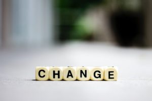 Change Management wirt mit aneinandergereihten würfeln symbolisiert