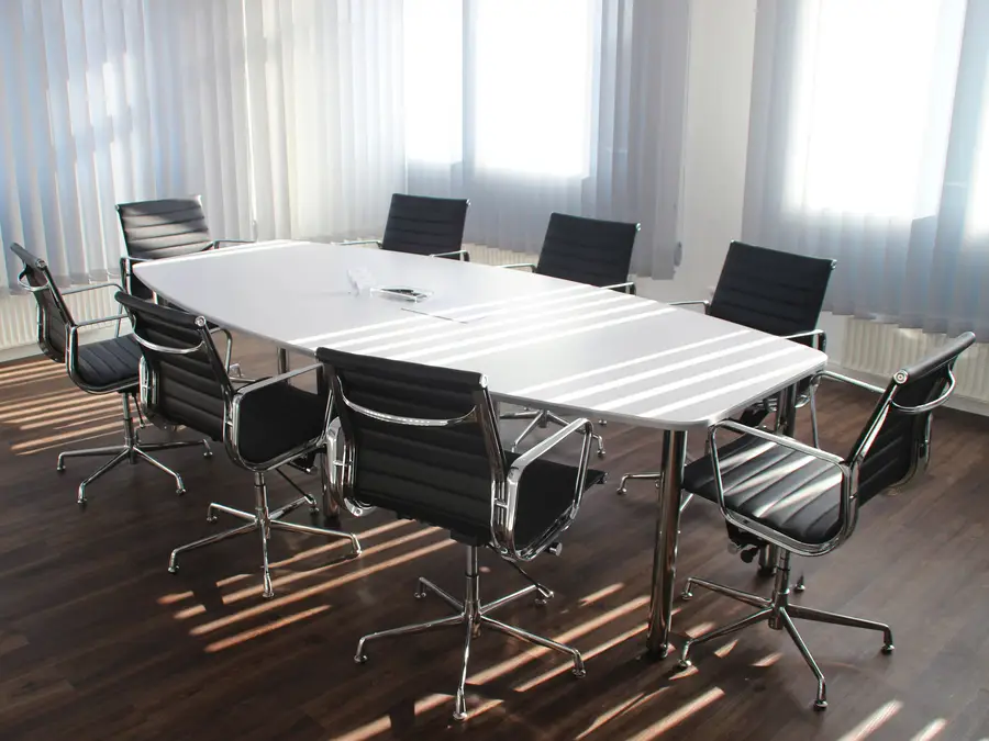 Ein Advisory Board Tisch im Konferenzraum eines Unternehmens